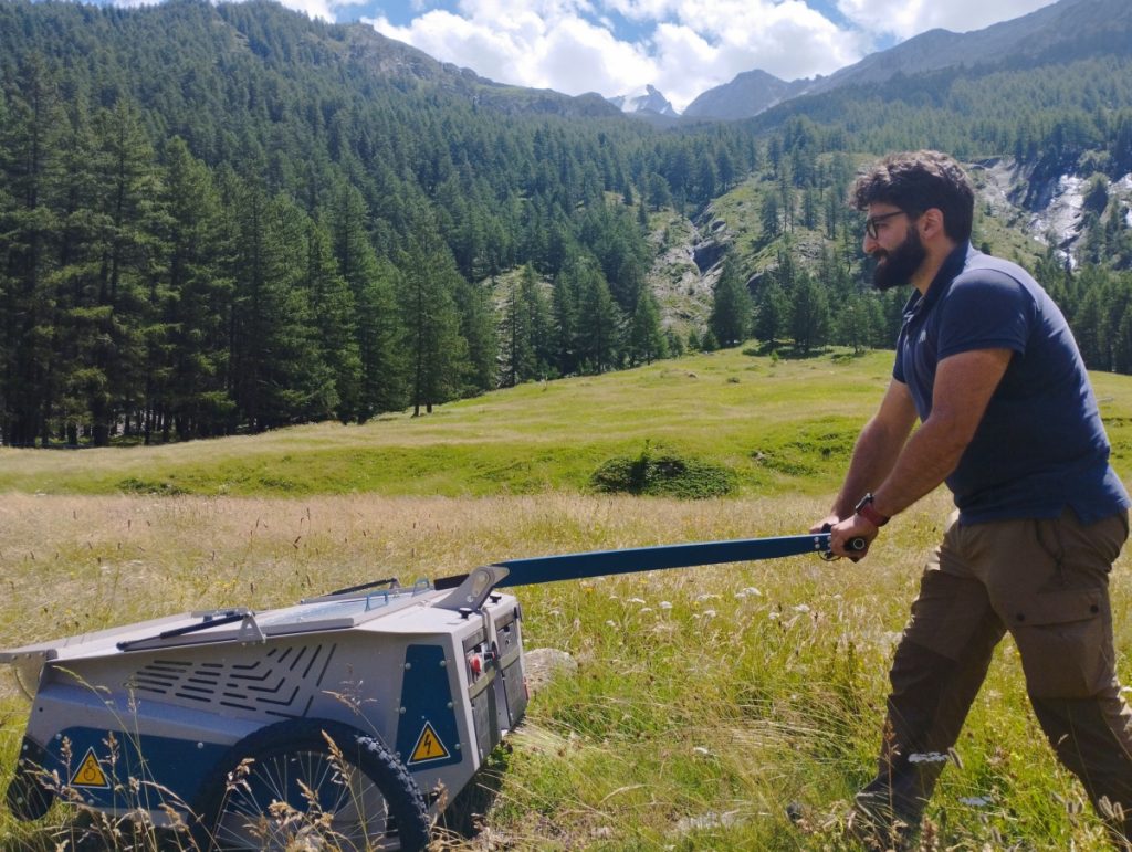 Fabrizio Bertoldo alle prese con la raccolta del fiorume in Valsavarenche @PNGP
