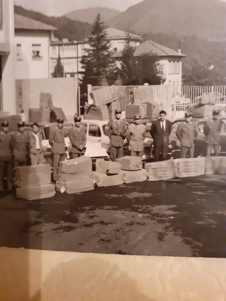 Finanzieri con il materiale sequestrato credit ANFI Valle Intelvi