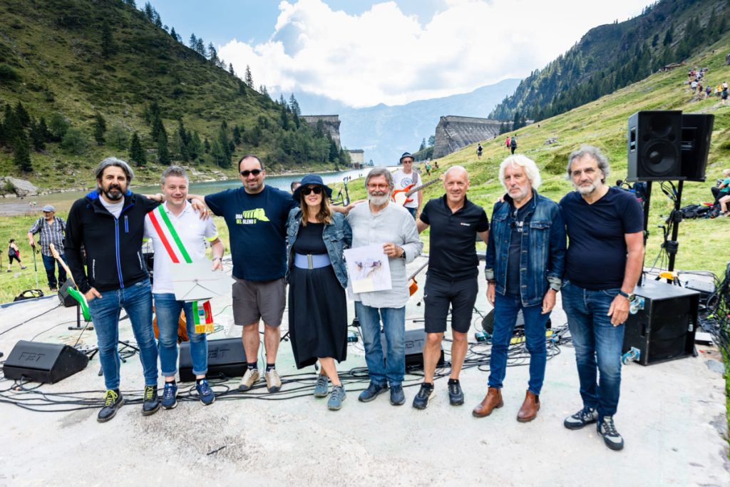 Gli artisti che hanno preso parte allo spettacolo del 12 agosto presso la diga
