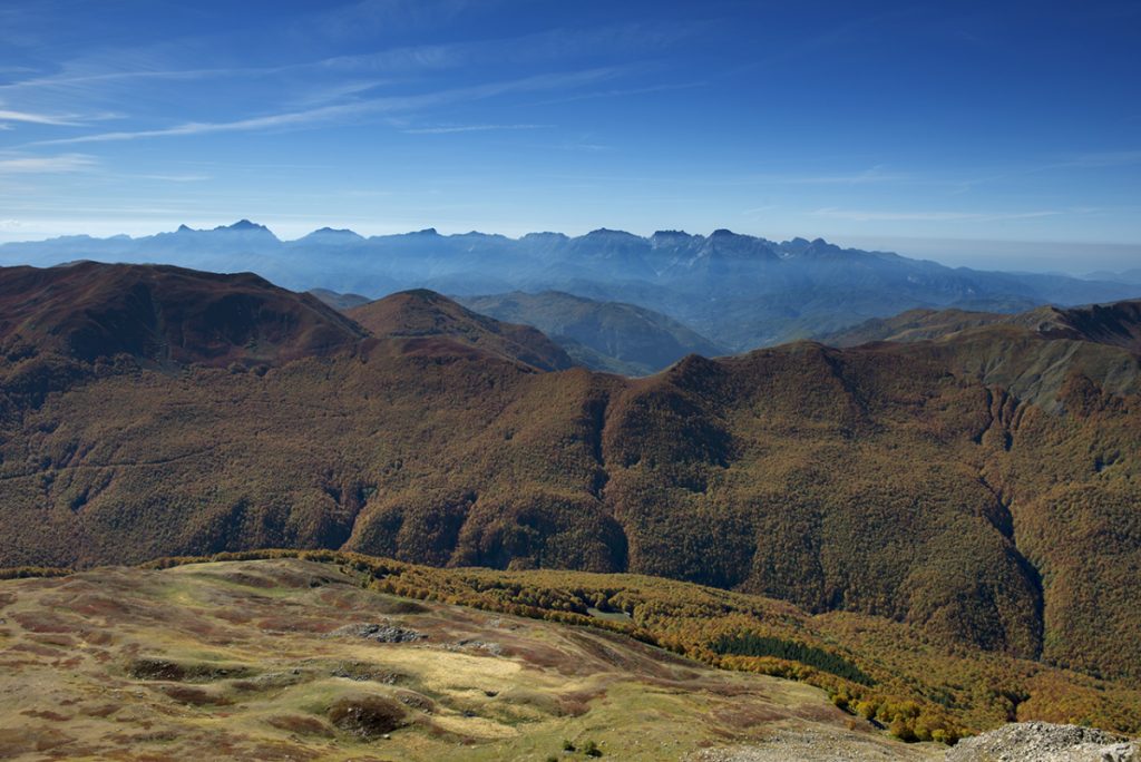 Guardando verso le Alpi Apuane dalla vetta del Monte Cusna PH Roberto Carnevali