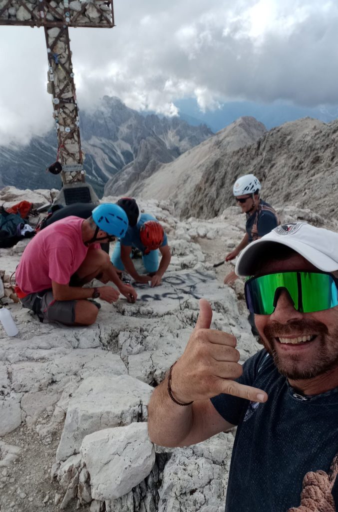 I lavori di pulizia in vetta Ph Ciamorces de Fasha