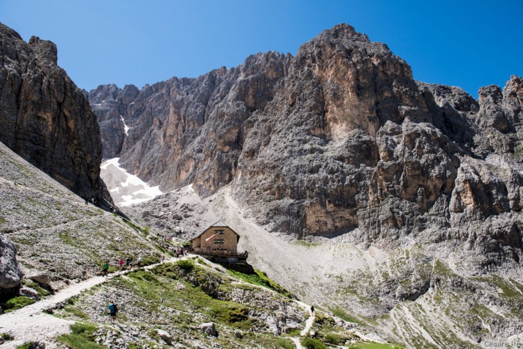 Il Sassopiatto e il rifugio Vicenza, dal lato della ferrata Shuster Ph Cesare Re