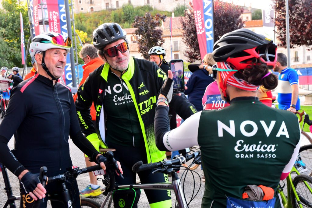 Il presidente Marsilio al centro alla partenza credit Stefano Ardito