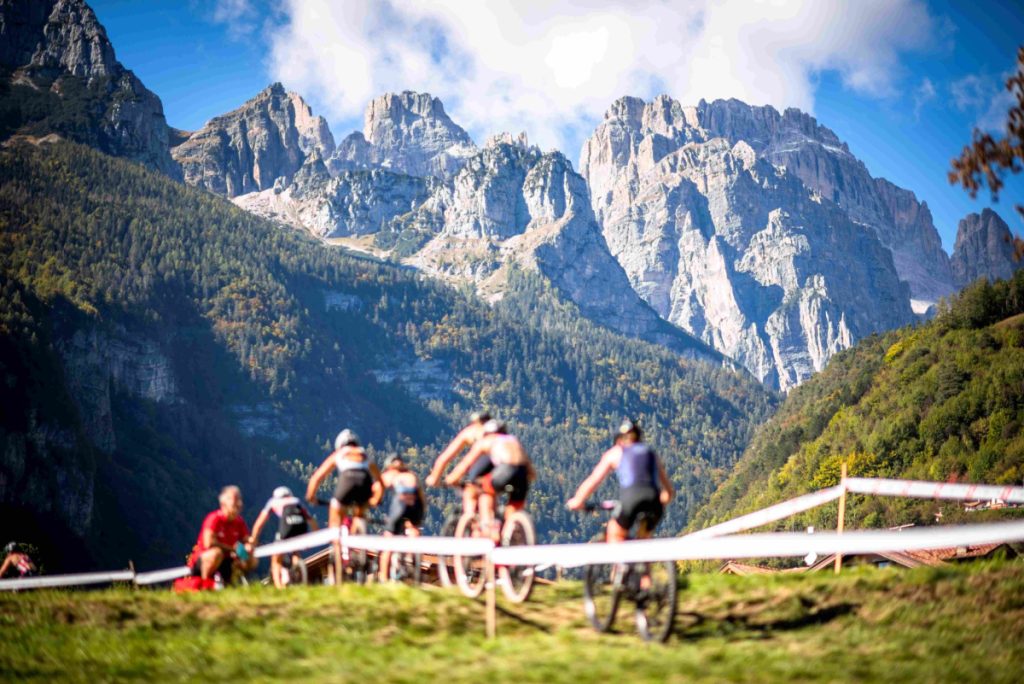 In bici sotto le Dolomiti di Brenta PH Carel du Plessis XTERRA