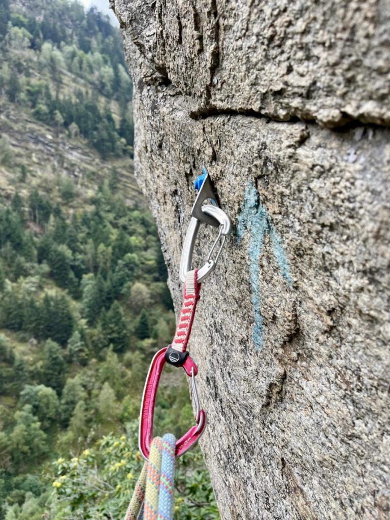 Indicazioni Blu Michelin nel vallone del Bourcet credit Deborah Bionaz