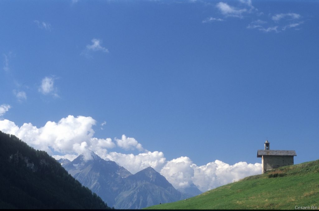 La chiesetta di Praz e sullo sfondo il Mont Emilius credit Cesare RE