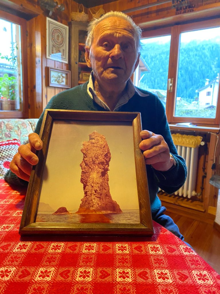 La guida Carlo Iacchini mostra la foto della Canna di Filicudi