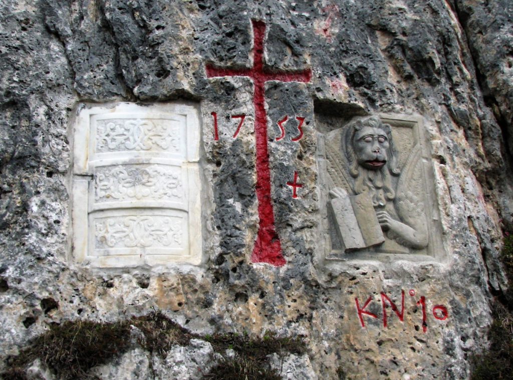 La lapide con gli stemmi della Serenissima e degli Asborgo