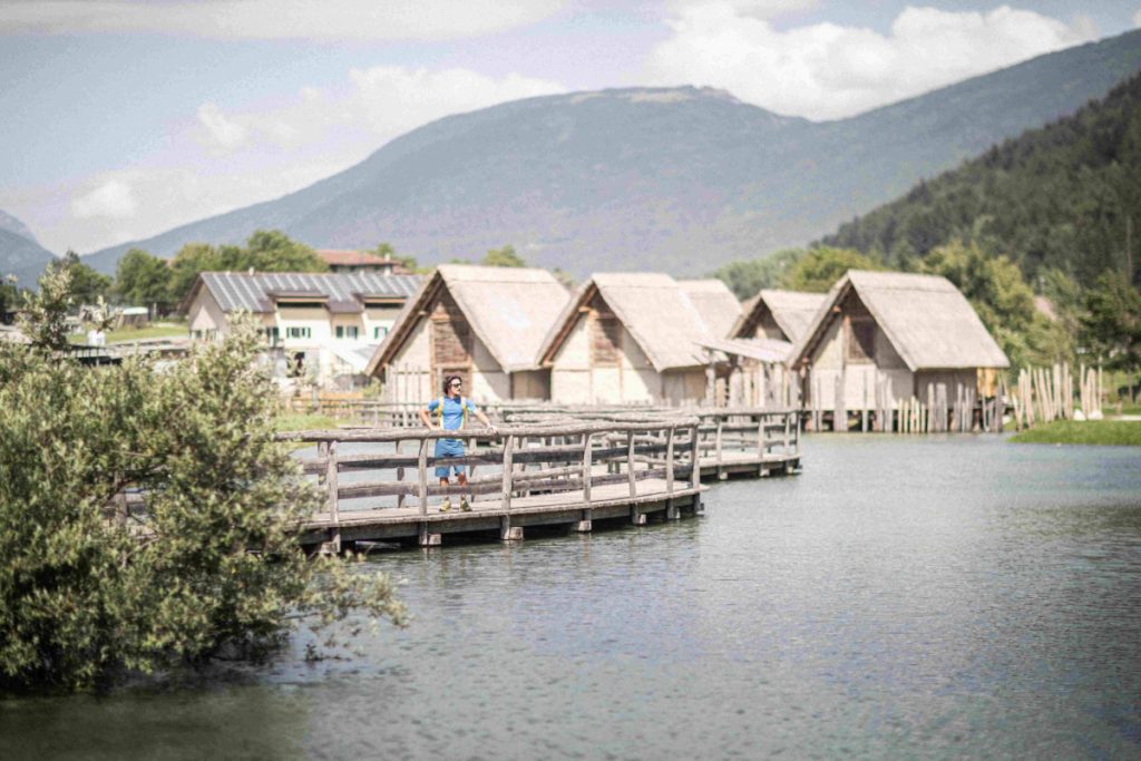Le palafitte ricostruite nel Parco Arche Natura. Ph Archivio Garda Trentino