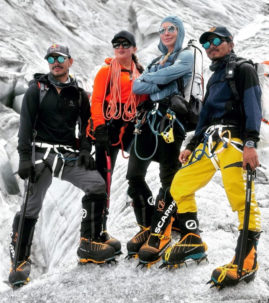 Mingma David Sherpa con un collega e due clienti