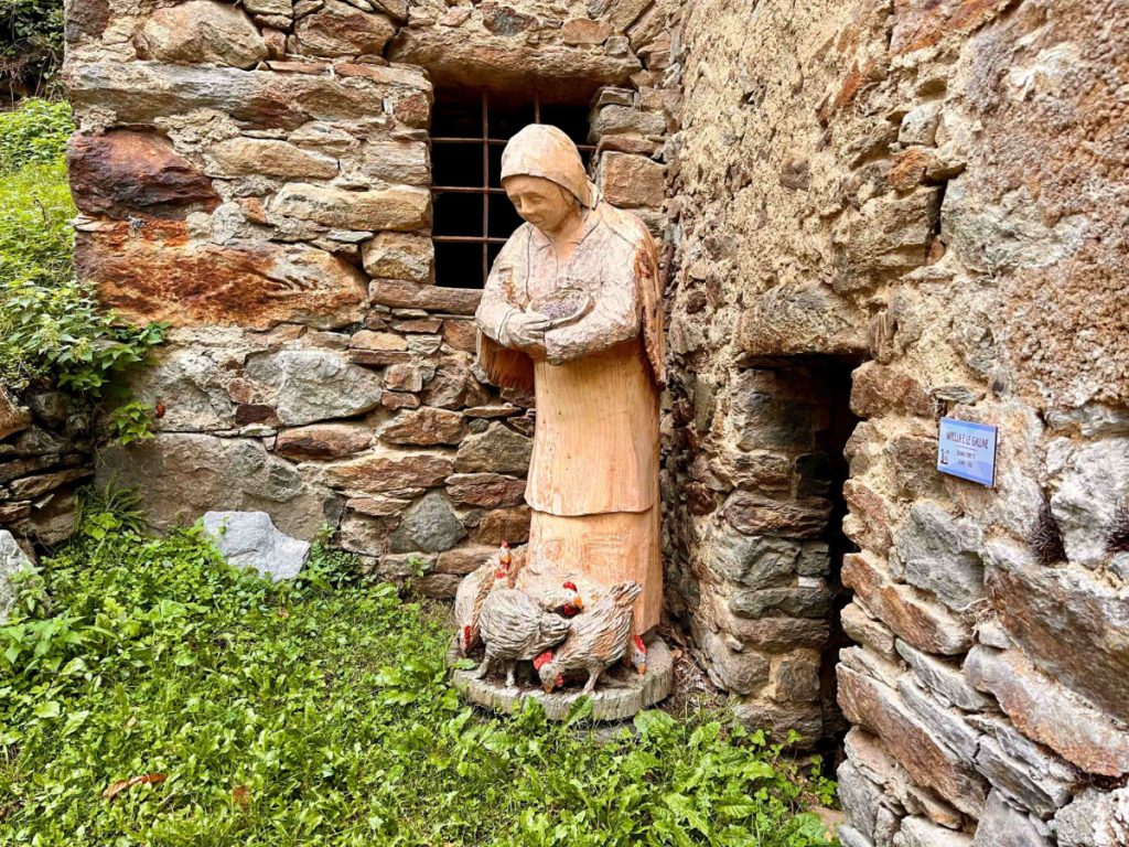 Mirella e la galline PH Deborah Bionaz