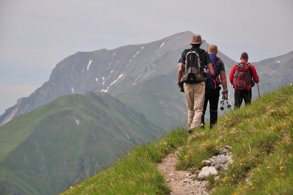 Monte Sibilla, escursionisti sulla cresta, foto di Stefano Ardito