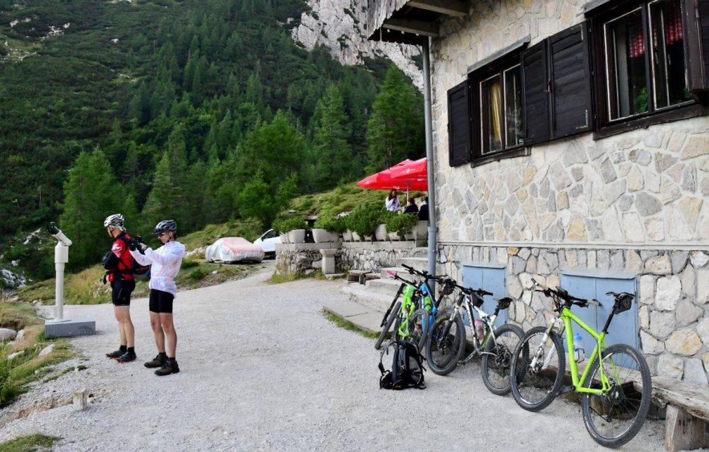 Passo Vrsic, ciclisti alla Ticarev Dom, foto Stefano Ardito