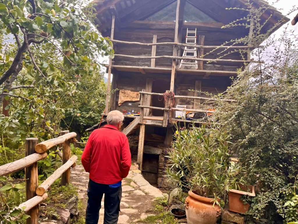 Pino Bettoni tra i suoi rascard PH Deborah Bionaz