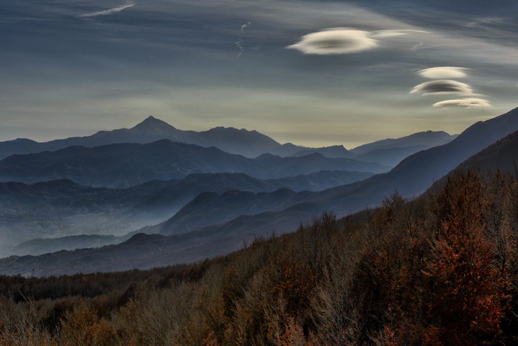 Profili appenninici dalla vetta del Cusna con il Monte Cimone sullo sfondo Ph Roberto Carnevali