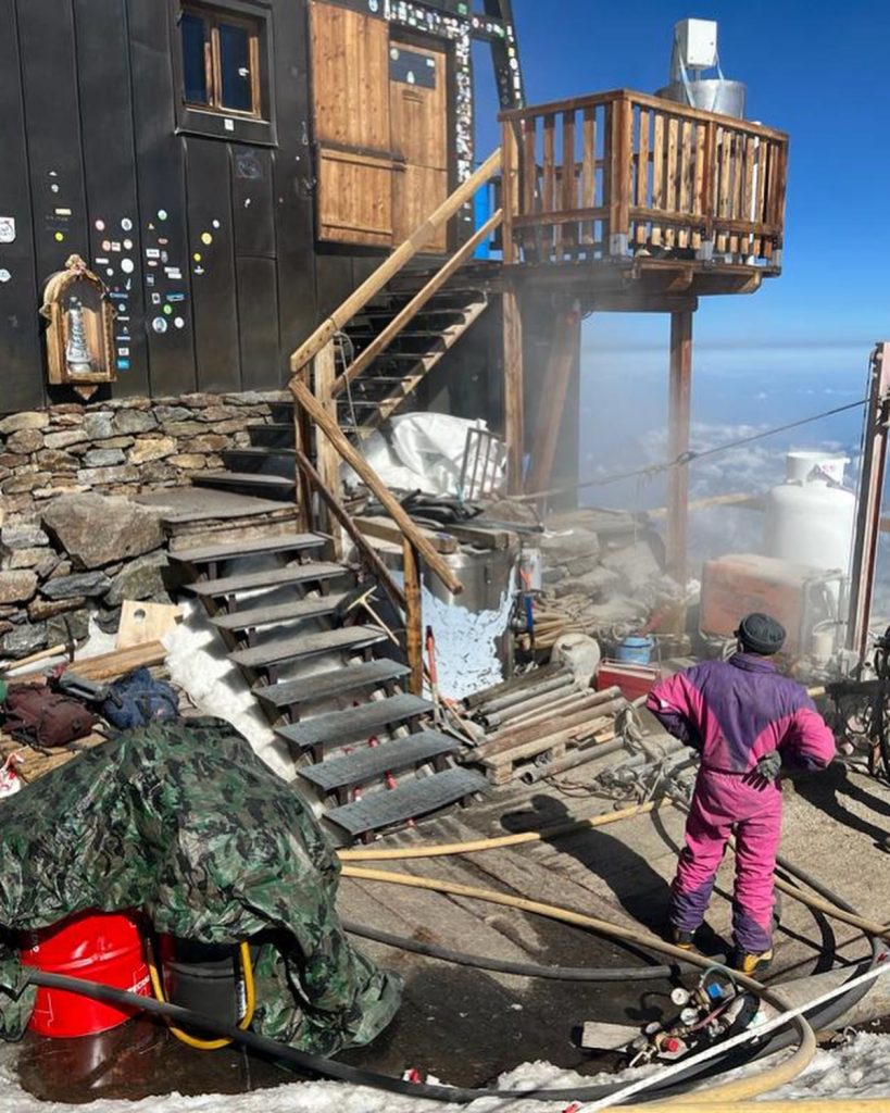 Ricercatori e tecnici al lavoro @FB Rifugimonterosa