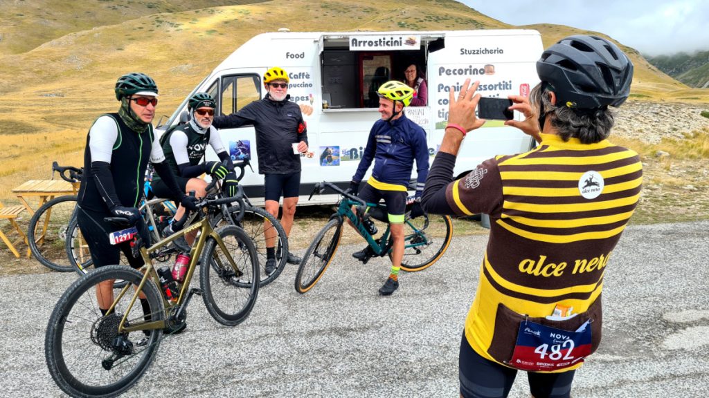 Sosta a un ristoro sul percorso credit Stefano Ardito