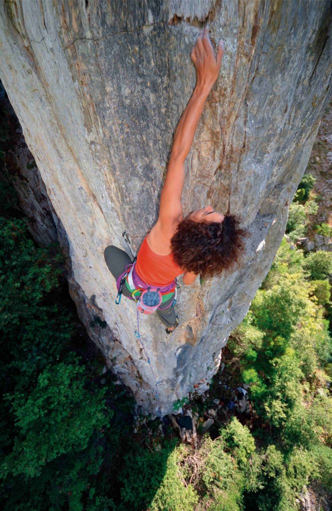 Sullo spigolo Freehand nel canyon Gutturru Cardaxius @ Maurizio Oviglia