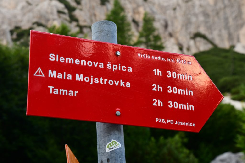 Un cartello al Passo Vrisc, foto Stefano Ardito