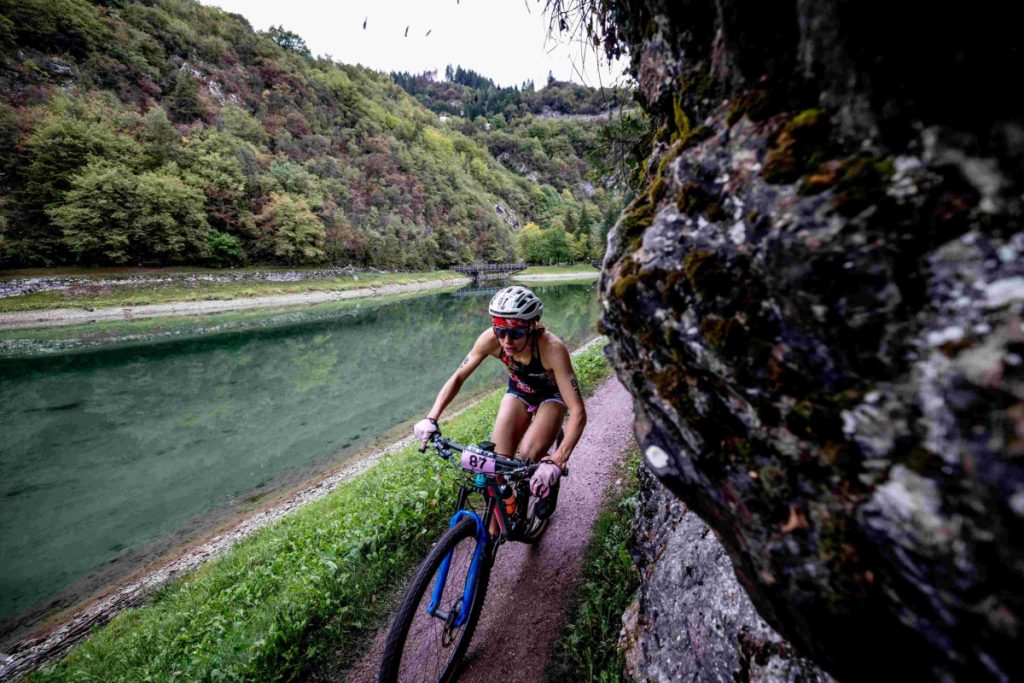 Un passaggio nella frazione in bici PH Carel du Plessis XTERRA