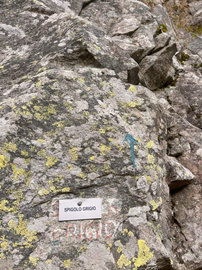 Una freccia di colore Blu Michelin sullo Spigolo grigio al Bourcet credit Deborah Bionaz