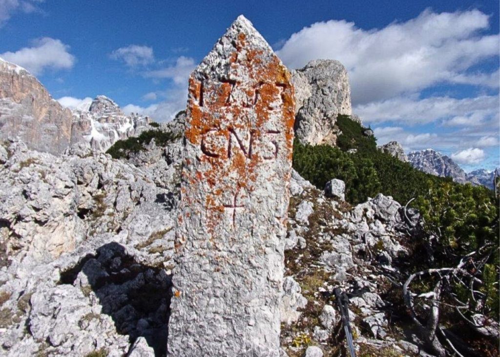 Uno dei cippi confinari presso la Muraglia di Giau ph Massimiliano Menegus