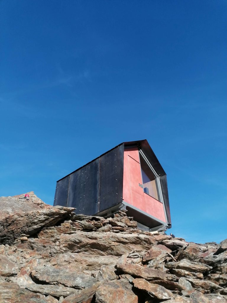 Il bivacco Bossi-Filippi | Foto Andrea Revello