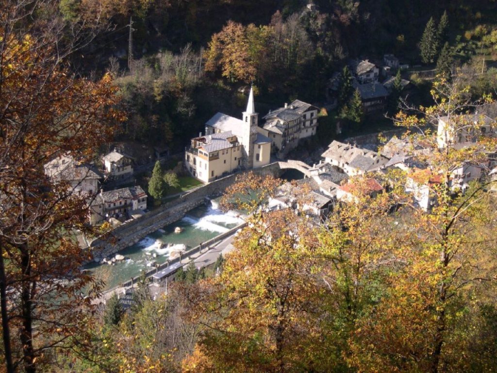 Fontainemore la chiesa il ponte il torrente Lys credit Sergio Enrico