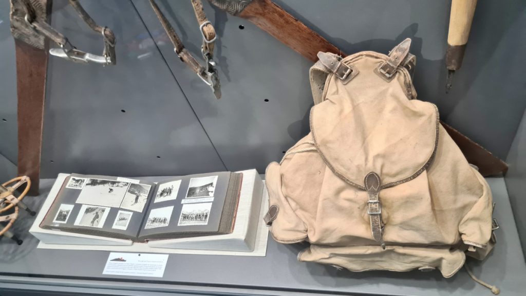 Fotografie e zaino del dopoguerra credit Stefano Ardito