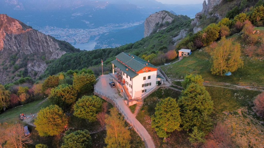 Il Rifugio SEV ai piedi dei Corni di Canzo
