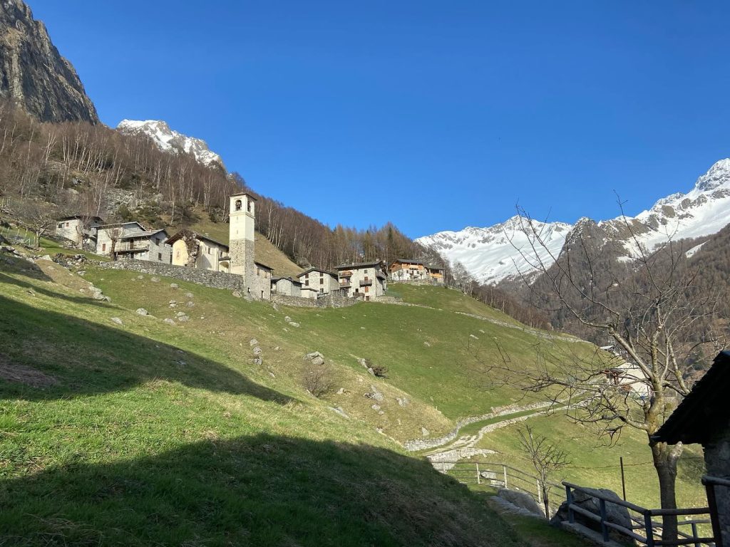 Il borgo di Frasnedo con l