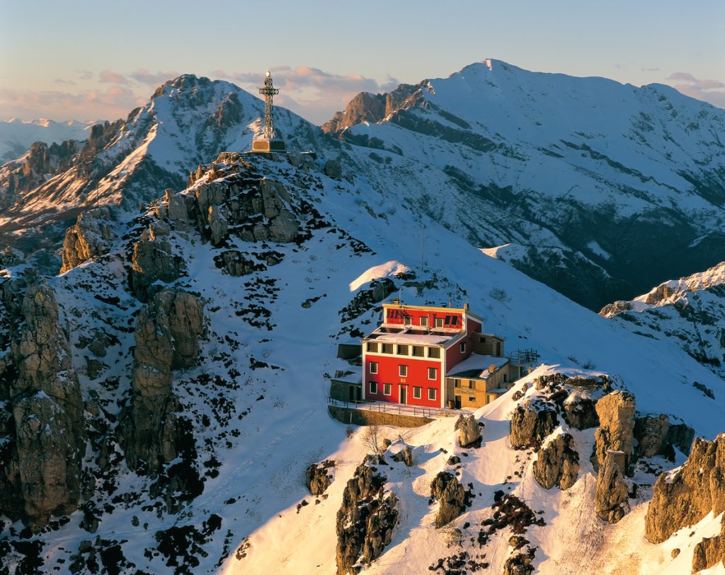 Il rifugio Azzoni in veste innvernale