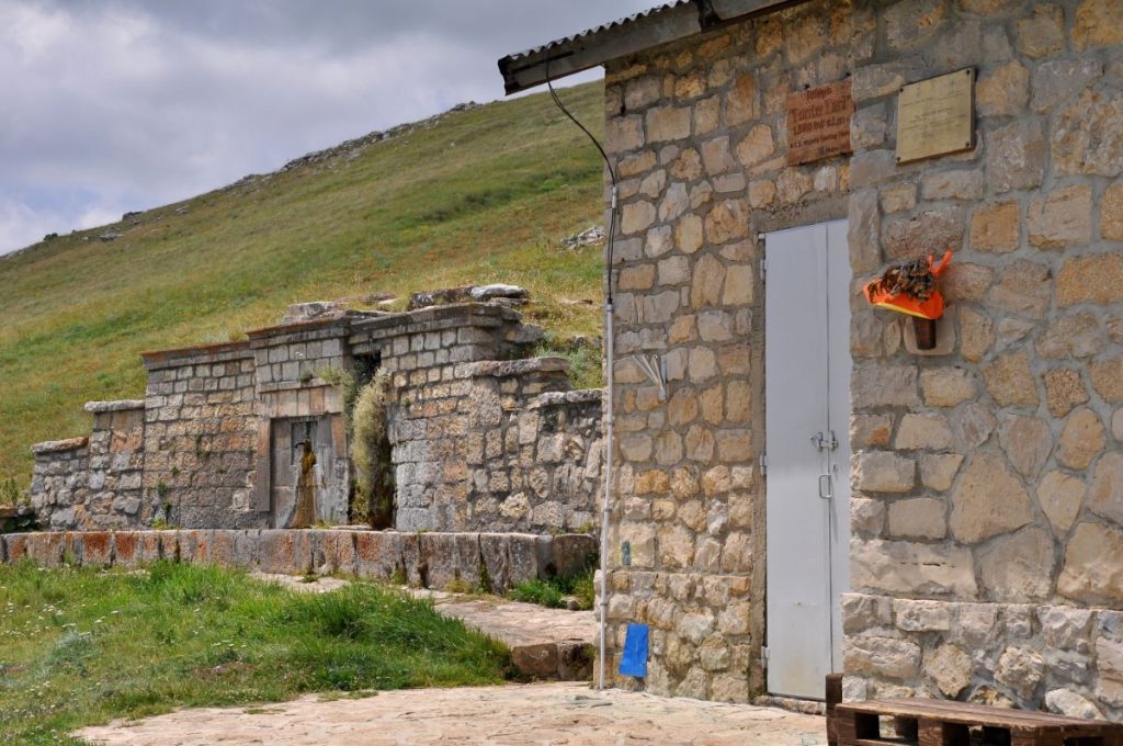 La Fonte Tarì e il rifugio, foto Stefano Ardito