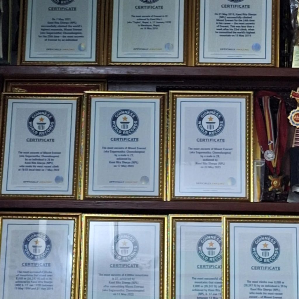 La collezione di certificati di Kami Rita