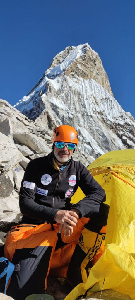 Ernesto Macera Mascitelli con alle spalle l