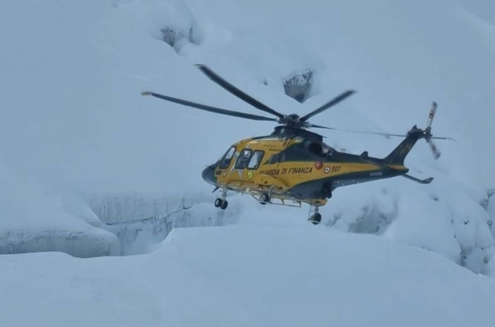 Elicottero del SAGF durante le ricerche dello sciatore disperso