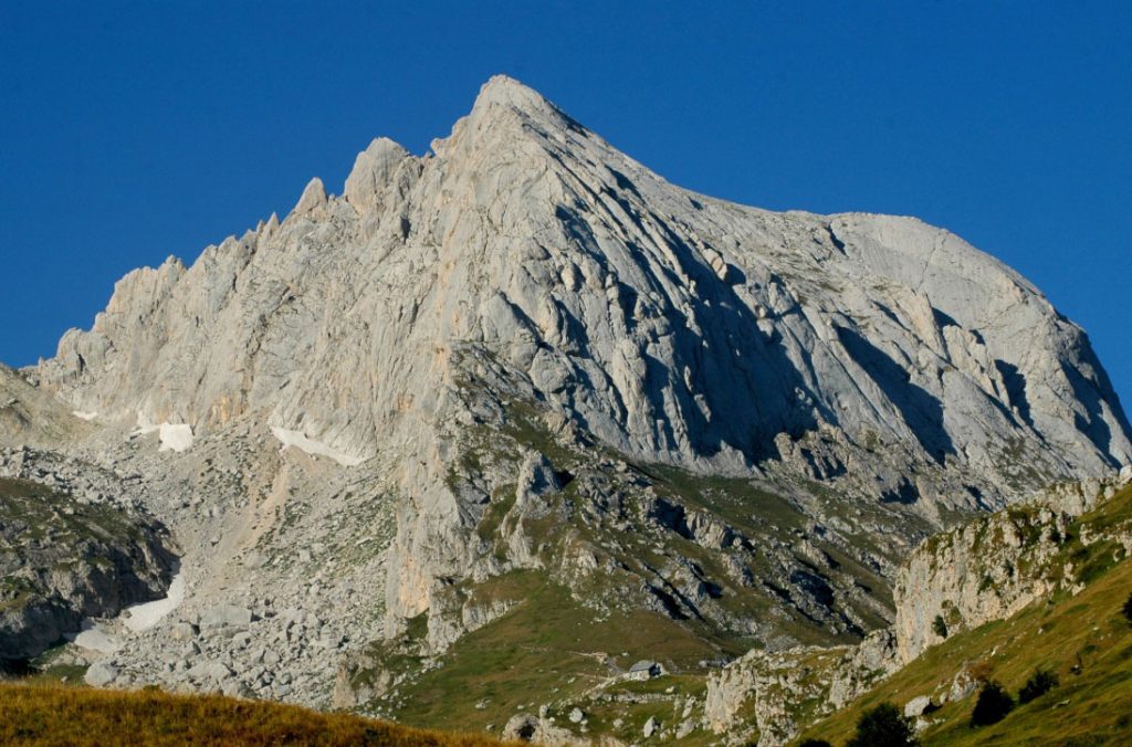 Il Corno Piccolo. A sinistra la parete Est, al centro la cresta Nord est, tra sole e ombra le spalle, foto Stefano Ardito