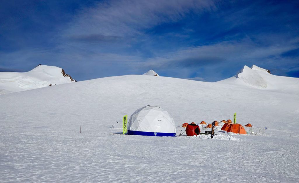 Il campo al Colle del Lys, sullo sfondo la Capanna Margherita