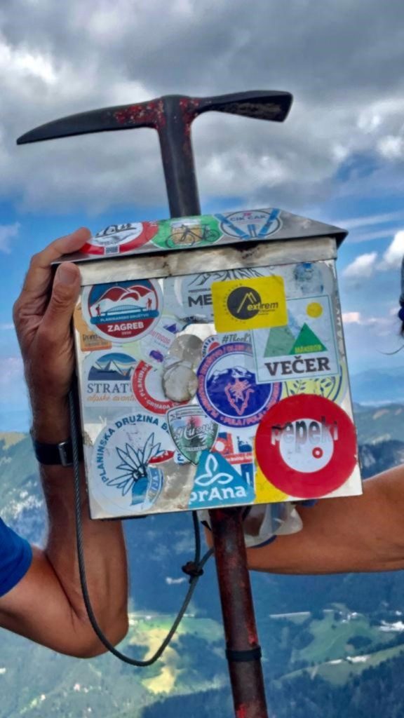 La cassetta del libro firma su una delle 60 vette