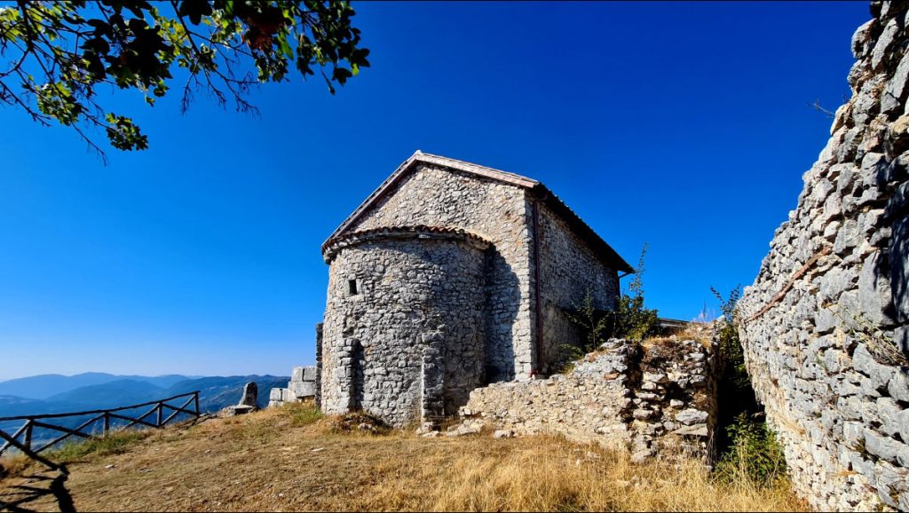 Monte San Giovanni, la chiesa, foto Stefano Ardito