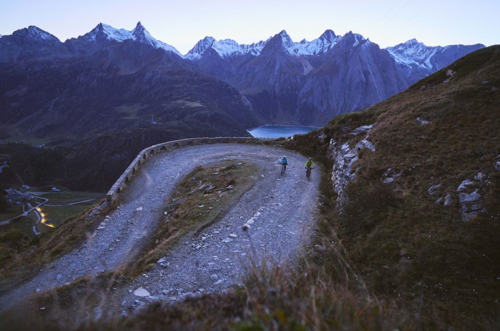 Verso il Passo San Giacomo. Sullo sfondo il lago di Morasco. Foto Sartori