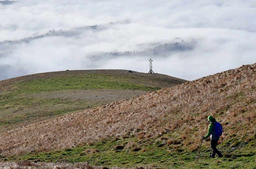 Discesa dalla vetta verso il Pian di Monte - Foto di Stefano Ardito