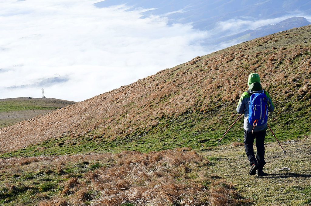 Discesa dalla vetta verso il Pian di Monte - Foto di Stefano Ardito