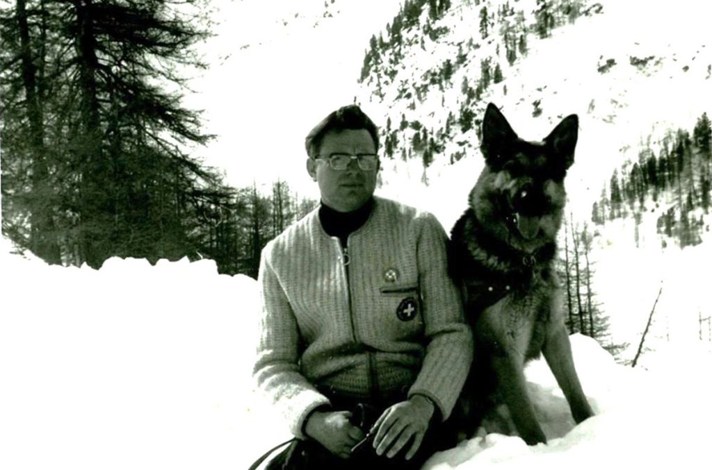 Don Josef Hurton con uno dei suoi cani da ricerca - @Ufficio Stampa Diocesi BZ