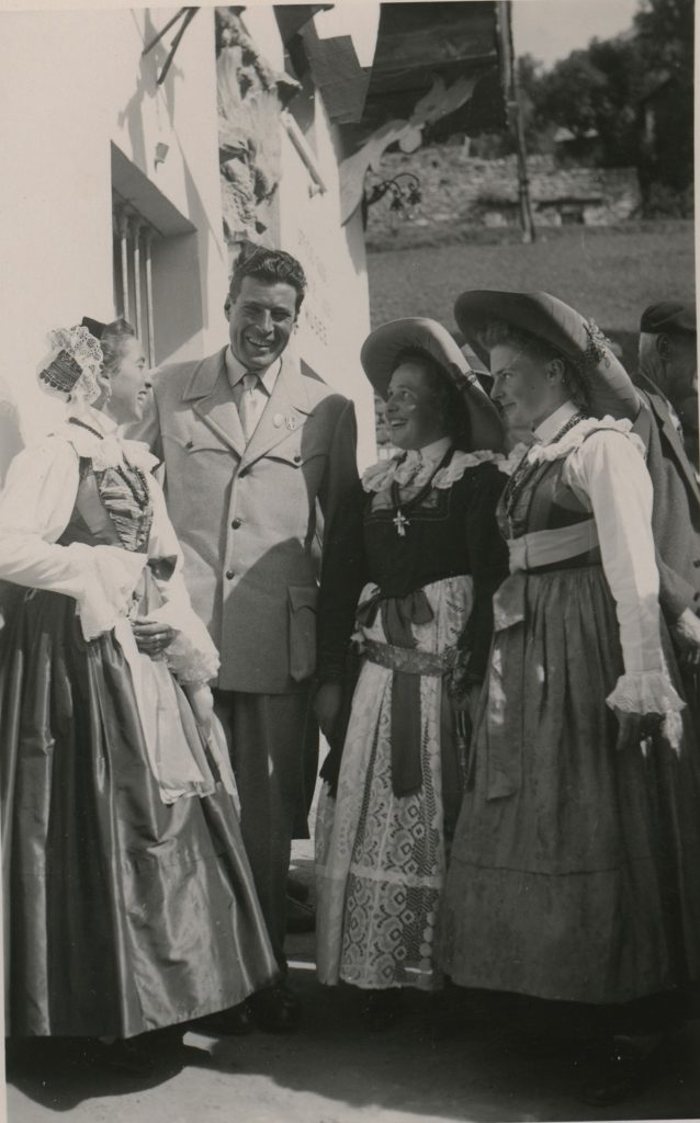 Toni Gobbi a un evento tradizionale nel 1948