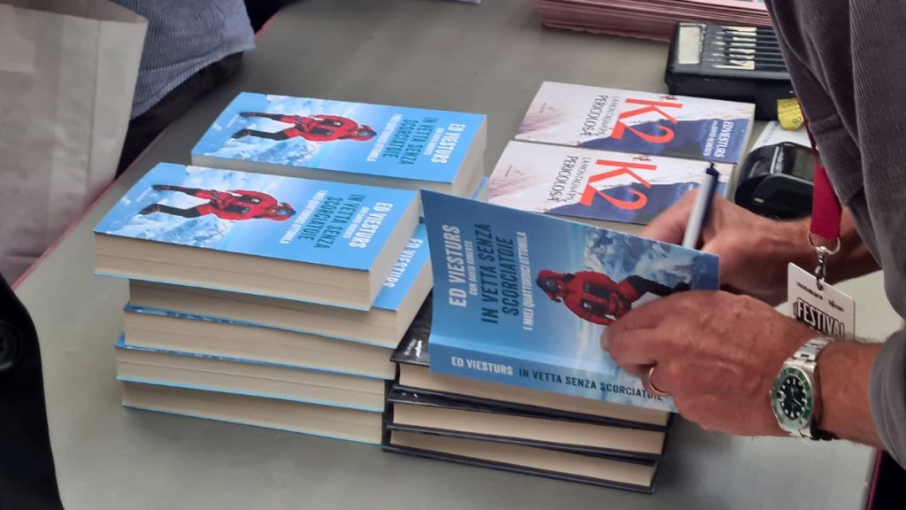 Ed Viesturs firma copie dei suoi libri, foto Stefano Ardito