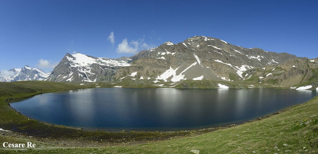 Il Lago Rosset, nella zona del Colle del Nivolet, nel Parco del Gran Paradiso, con la Punta Basei sullo sfondo. La foto è ottenuta da uno scatto, in normale formato 24x36 mm (FX), utilizzando il Sigma 15 2,8 AFD, con angolo di campo di 180 gradi. La foto è stata pensata in formato panoramico, già al momento dello scatto. Possiamo anche dire che l’immagine sia stata “previsualizzata”, in fase di ripresa, come diceva il grande Ansel Adams ( https://www.montagna.tv/221368/ansel-adams/ ). 