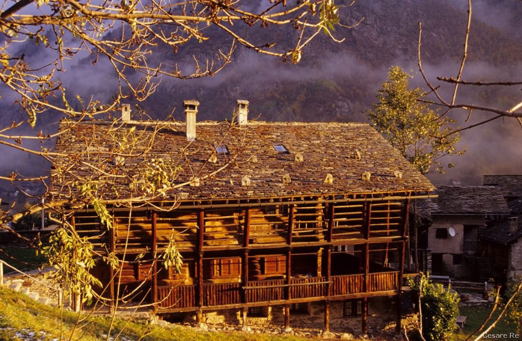 La luce del mattino illumina una casa tipica in Val Vogna, laterale della Valsesia. Lo stile Walser è visibile anche dai balconi coperti che venivano utilizzati anche per l’essicazione del fieno. Il punto di scatto, leggermente dall’alto, ha consentito di porre la fotocamera perfettamente in bolla, evitando le linee cadenti. Nikon F5; Nikkor 20-35 2,8 AFD; Fujichrome Velvia.