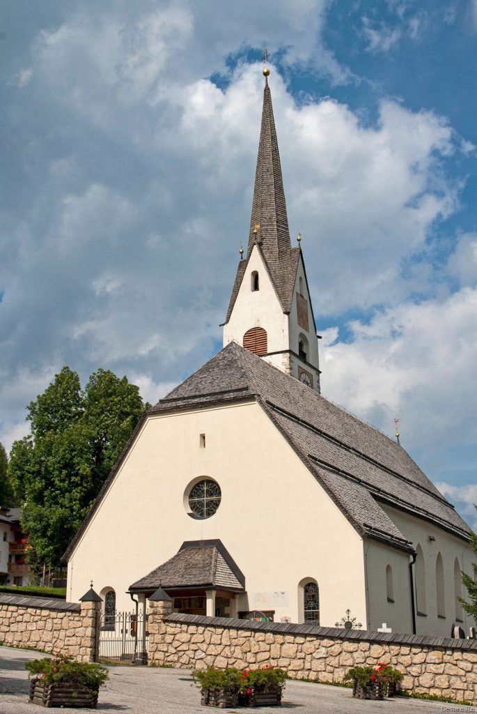 Chiesa in Val Badia, zona La Villa. In questo caso il soggetto è in centro, contravvenendo alle regole di architettura. Nel formato verticale, però, la composizione centrale è abbastanza normale e consueta. Tra l’altro, mettendo il campanile in centro si hanno meno problemi di distorsione. Nikon D300; Nikkor 24.120 AFD; 3,4/4,5.