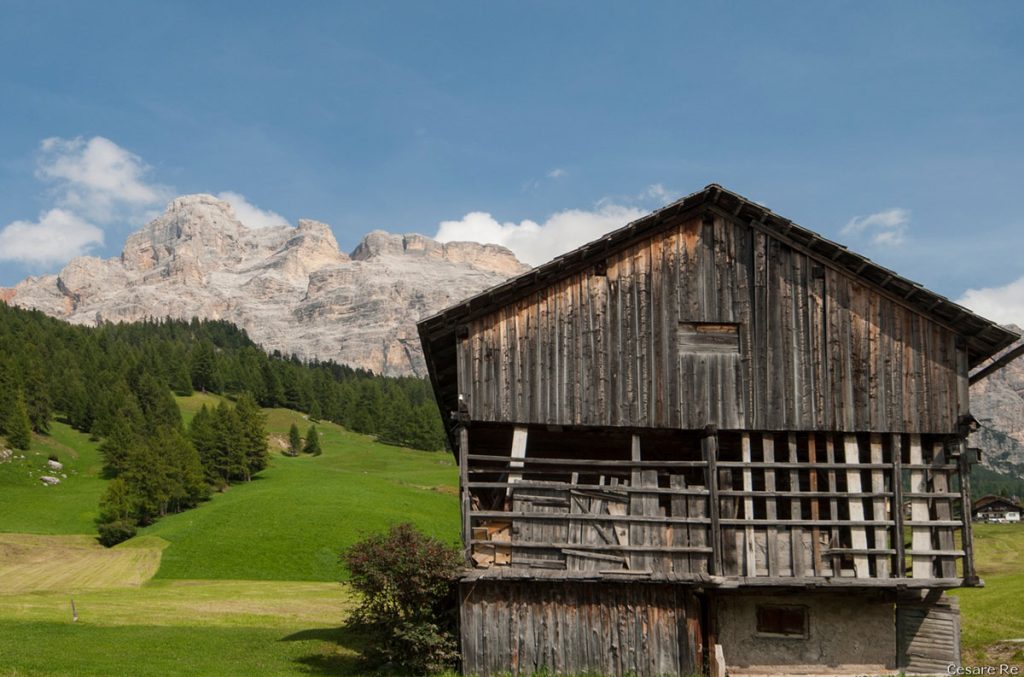 Un tipico maso della Val Badia, con le Dolomiti sullo sfondo. La fotocamera era perfettamente in bolla. E’ la costruzione che era moderatamente storta e inclinata, per gli effetti degli anni. 1/160 sec; f/13; iso 100. Nikon D300; Nikkor 24.120 AFD; 3,4/4,5.